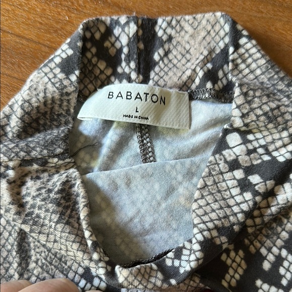 Aritzia Babaton Snakeskin Print Long Sleeve Mock Meck Top Size Large - Picture 3 of 5